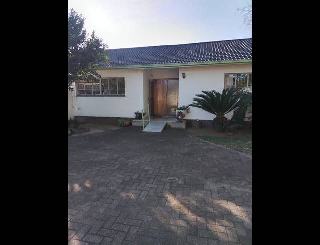 3 BEDROOM FREEHOLD FOR SALE IN BARRY HERTZOG PARK